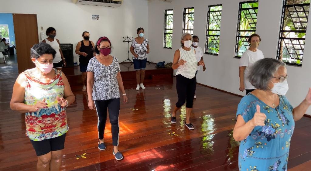 Grupo participando de atividade corporal em uma Casa de Convivência