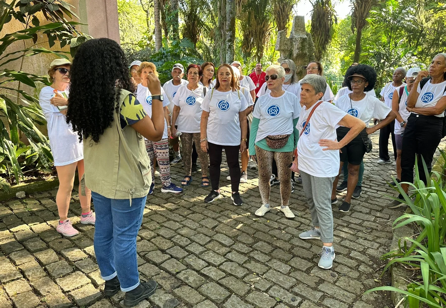 Grupo de participantes das Casas de Convivência em intercâmbio ao ar livre