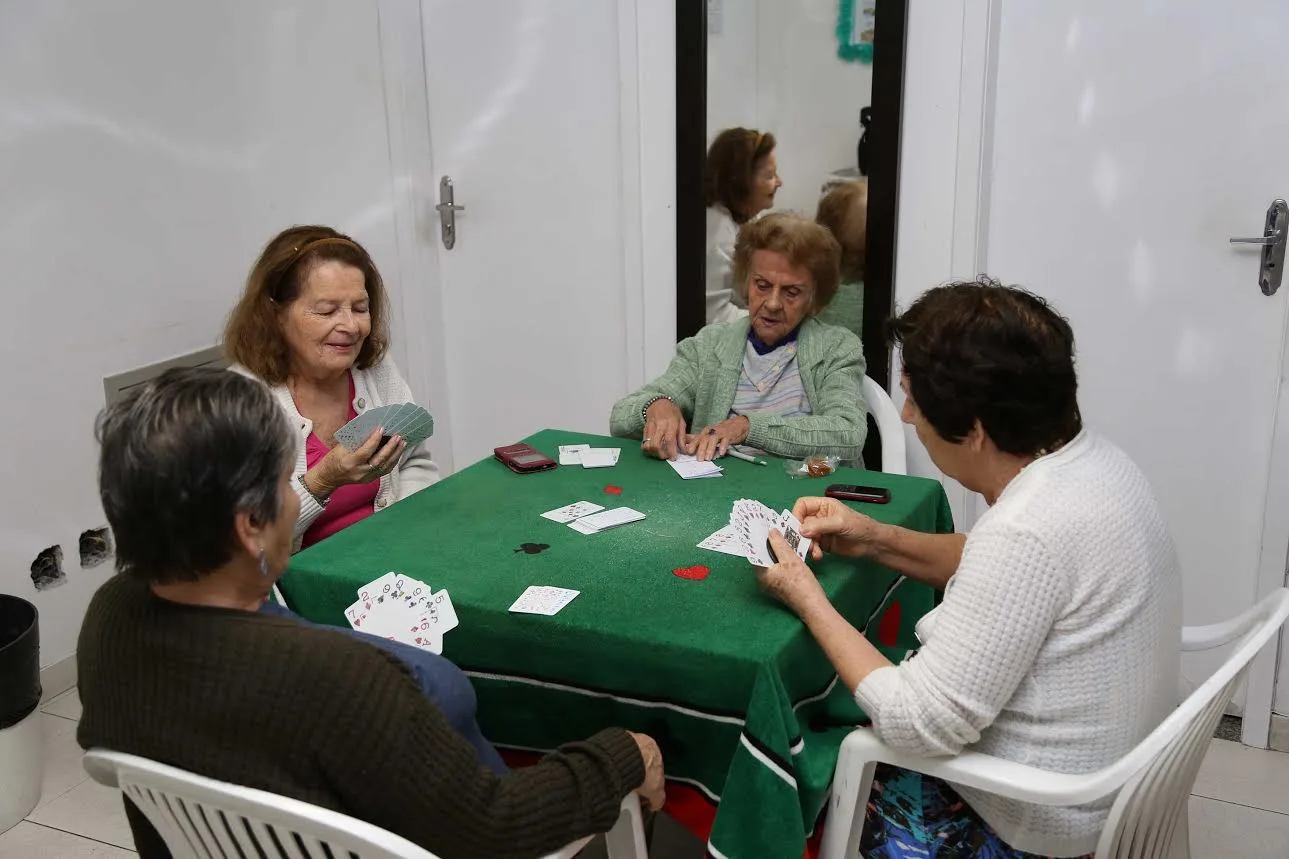 Participantes reunidas em atividade de jogos e convivência